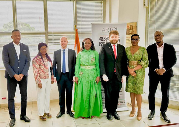 Madame le Directeur Général de l’ ARTCI (au centre) en compagnie des responsables de la société YANGO